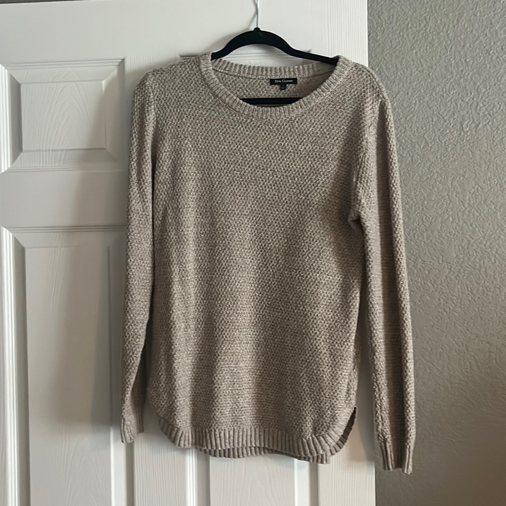 Rounded hem sweater. Lightweight and super comfy.